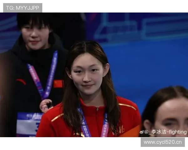 李冰洁训练室外蹲着喝奶茶？这和赛场上的她差太远了吧！